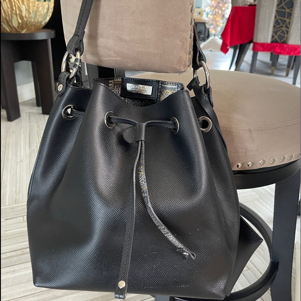 Gorgeous Italian leather designer Roberta Prani bucket purse. Medium sz
